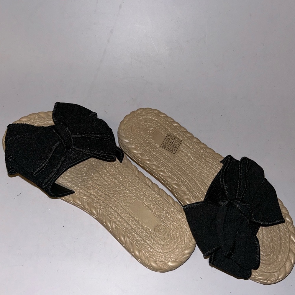 Flat sandals